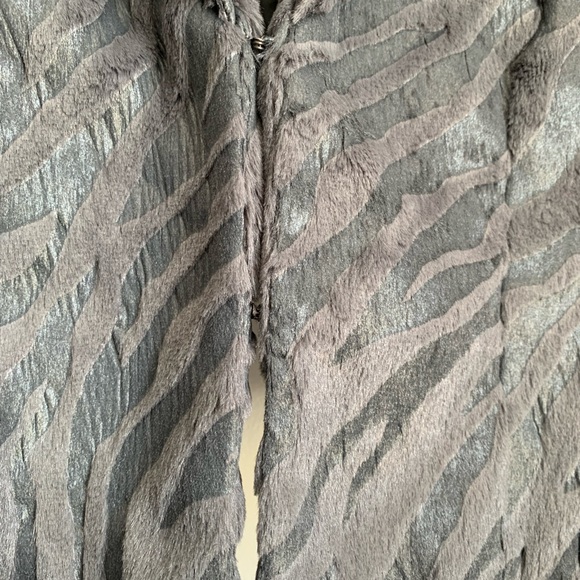 FOREVER 21 Gray Faux Fur Zebra Print Cropped Jacket size small - Picture 8 of 8